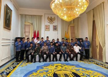 Robinsar-Fajar usai pelantikan pejabat Eselon 2 di lingkungan Pemkot Cilegon di Rumah Dinas Walikota Cilegon