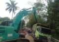 Satu unit mobil truk sumbu tiga terperosok