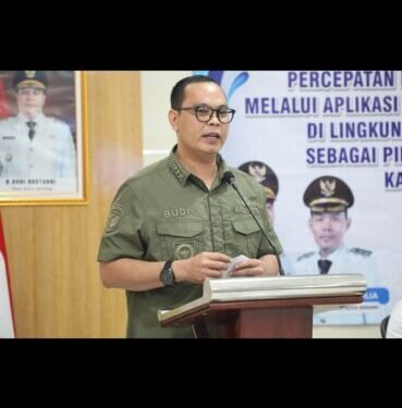 Capiton FotoWalikota Serang Budi Rustandi menyampaikan sambutan dalam acara sosialisasi dan pendampingan percepatan digitalisasi arsip kepegawaian di Aula Setda lantai 1 Puspemkot Serang, Rabu 4 Februari 2026. (Dokumentasi Prokopim Setda Kota Serang untuk Bantenraya.com)