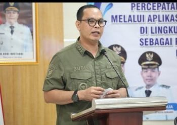 Capiton FotoWalikota Serang Budi Rustandi menyampaikan sambutan dalam acara sosialisasi dan pendampingan percepatan digitalisasi arsip kepegawaian di Aula Setda lantai 1 Puspemkot Serang, Rabu 4 Februari 2026. (Dokumentasi Prokopim Setda Kota Serang untuk Bantenraya.com)