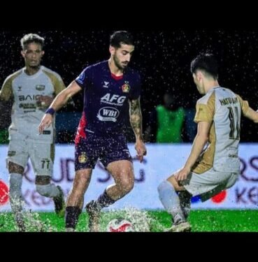 Capiton Foto Penyerang Persik Kediri Ernesto Gomez mencoba melewati pemain Dewa United Banten FC dalam laga pekan ke-20 BRI Super League 2025-2026. (Instagram @persikfcofficial)