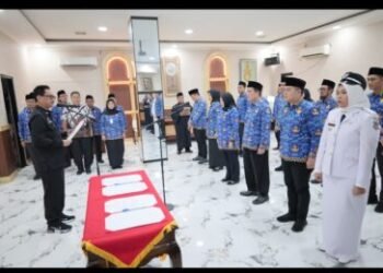 Pejabat Administrator dan Pengawas Kota Serang Dilantik, Mantan Lurah Serang Jabat Kasi Ketentraman dan Ketertiban Umum Kelurahan Sayar 6 Sekretaris Daerah Kota Serang Nanang Saefudin melantik 17 pejabat di Aula Setda lantai 1 Puspemkot Serang, Jumat 13 Februari 2026. (Dokumentasi Prokopim Setda Kota Serang untuk Bantenraya.com)