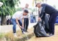 Sekda Provinsi Banten saat melakukan kegiatan bersih-bersih di Kawasan Banten Lama, Jumat, (622026).