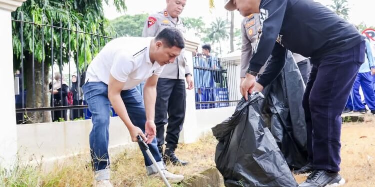 Sekda Provinsi Banten saat melakukan kegiatan bersih-bersih di Kawasan Banten Lama, Jumat, (622026).
