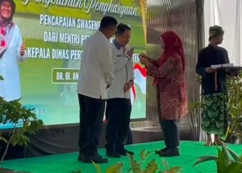 Seremonial purna tugas Kepala Dinas Pertanian (Distan) Provinsi Banten Agus M Tauchid Jumat (27/2/2026) dihadiri Gubernur Banten Andra Soni. (Muhamad Tohir/ Bantenraya.com)
