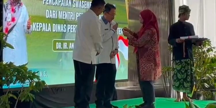 Pensiunnya Kepala Distan Banten Agus Tauchid Jadi Momentum Evaluasi Ketahanan Pangan Banten 1 Seremonial purna tugas Kepala Dinas Pertanian (Distan) Provinsi Banten Agus M Tauchid Jumat (27/2/2026) dihadiri Gubernur Banten Andra Soni. (Muhamad Tohir/ Bantenraya.com)