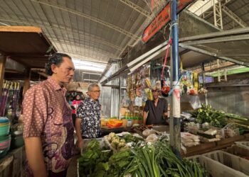 Kadisperindag bersama Kepala UPTD Pasar Blok F saat melakukan peninjauan di Pasar Blok F Cilegon, Kamis (12/2). Tia/Banten Raya