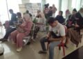 Waspadalah Dengan TBC Sebab Ruang Isolasi RSUD Kota Serang Penuh Pasien TBC 2 Sejumlah pasien sedang menunggu panggilan pemeriksaan di RSUD Kota Serang, Selasa 24 Februari 2026. (Harir Baldan/Bantenraya.com