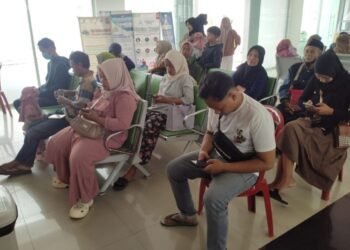 Waspadalah Dengan TBC Sebab Ruang Isolasi RSUD Kota Serang Penuh Pasien TBC 6 Sejumlah pasien sedang menunggu panggilan pemeriksaan di RSUD Kota Serang, Selasa 24 Februari 2026. (Harir Baldan/Bantenraya.com