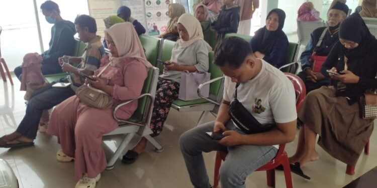 Sejumlah pasien sedang menunggu panggilan pemeriksaan di RSUD Kota Serang, Selasa 24 Februari 2026. (Harir Baldan/Bantenraya.com