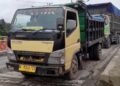 Truk tambang melintas di JLS yang mengakibatkan kerusakan infrastruktur jalan. (Uri/Banten Raya)