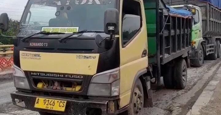 Truk tambang melintas di JLS yang mengakibatkan kerusakan infrastruktur jalan. (Uri/Banten Raya)