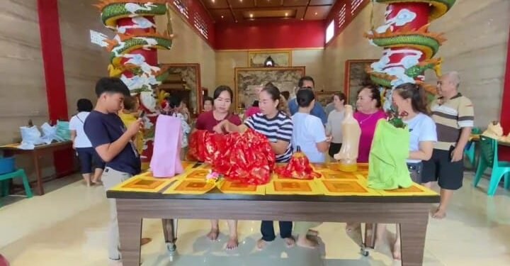 Ritual sakral cuci rupang sambut Imlek 2026 di Lebak yang dilakukan di Vihara Ananda Avalokitesvara, Rangkasbitung, Senin (9/2/2026).(Aldi Setiawan/Banten Raya)