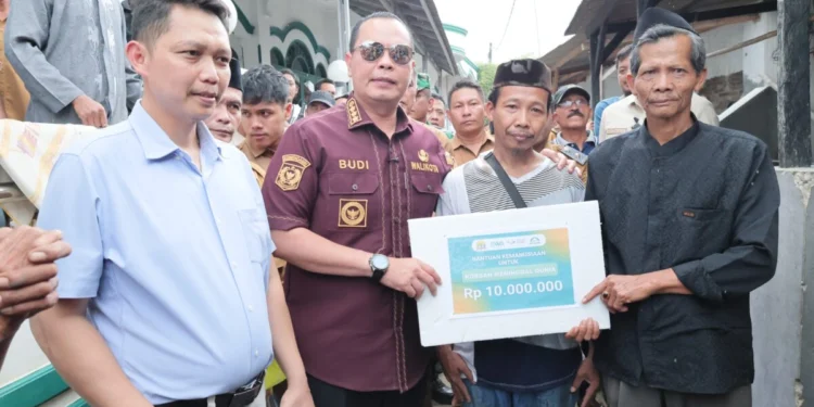 Pemkot Serang Berikan Bantuan ke Keluarga Korban Rumah Roboh, Budi Rustandi: Ini Non APBD 1 Walikota Serang Budi Rustandi menyerahkan bantuan kemanusiaan