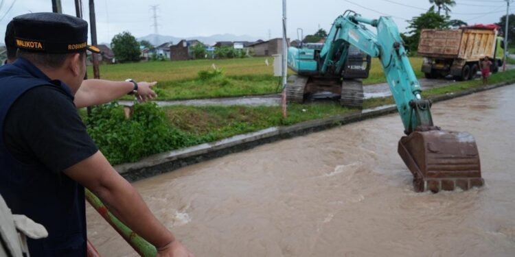 Pemkot Cilegon Bentuk Satgas Khusus untuk Penanganan Banjir, Libatkan Industri dan BUMN 1 Wallikota Cilegon Robinsar meninjau banjir dan menurunkan alat berat. (Dokumen Diskominfo Cilegon)