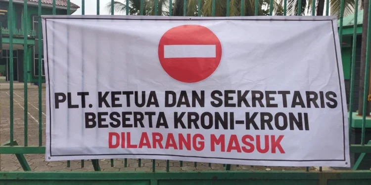 Kantor PPP Banten Dipasangani Spanduk Larangan Masuk, Tolak Penunjukan Plt Ketua dan Sekretaris 1 spanduk PPP Banten
