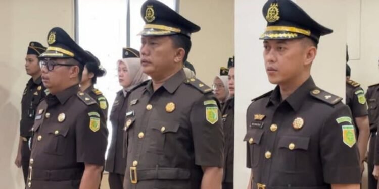 Prosesi pelantikan dan serah terima jabatan Kasi Datun dan Kasi Intelijen Kejari di Aula Kejaksaan Negeri Pandeglang, Rabu, 5 Februari 2026. (Yanadi/Bantenraya.com)