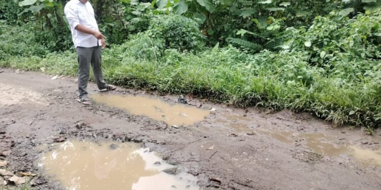 Kepala Desa Gerendong, Kecamatan Koroncong, Ramdoni, mengecek jalan antar kampung dan desa yang rusak, Rabu, 4 Februari 2026. (Yanadi/Bantenraya.com)