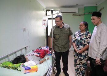 Walikota Serang Budi Rustandi saat menjenguk anak belasan tahun korban kecelakaan di RSDP, Kota Serang, Rabu 4 Februari 2026. (Dokumentasi Prokopim Setda Kota Serang untuk Bantenraya.com)