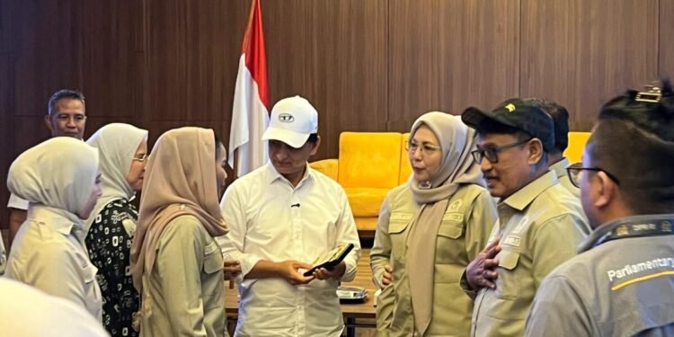 Wakil Ketua Komisi X DPR Himmatul Aliyah didampingi Wakil Gubernur Banten Dimyati Natakusumah saat Kunjungan Kerja Spesifik Bidang Kepemudaan Komisi X DPR RI ke Provinsi Banten yang berlangsung di Aula Dinas PUPR Provinsi Banten, KP3B, Kota Serang, Rabu, 4 Februari 2026. (Muhamad Tohir/ Bantenraya.com)