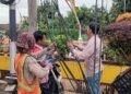 Survei kabel udara oleh PLN untuk dipindahkan ke bawah tanah di sekitar jalan protokol Kota Cilegon pada Rabu, 4 Februari 2026. (Tia/Bantenraya.com)