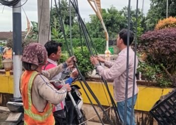 Survei kabel udara oleh PLN untuk dipindahkan ke bawah tanah di sekitar jalan protokol Kota Cilegon pada Rabu, 4 Februari 2026. (Tia/Bantenraya.com)