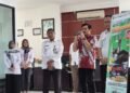 Direktur BPRS CM M Yoka Dhesthuraka memberikan penjelasan soal literasi keuangan sambil menyampaikan produk tabungan, Rabu, 4 Februari 2026. (Dok BPRSCM)