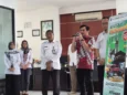 Direktur BPRS CM M Yoka Dhesthuraka memberikan penjelasan soal literasi keuangan sambil menyampaikan produk tabungan, Rabu, 4 Februari 2026. (Dok BPRSCM)