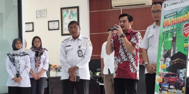Direktur BPRS CM M Yoka Dhesthuraka memberikan penjelasan soal literasi keuangan sambil menyampaikan produk tabungan, Rabu, 4 Februari 2026. (Dok BPRSCM)