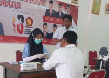 Seorang warga sedang melakukan Cek Kesehatan Gratis di Kantor DPC Partai Gerindra Kota Cilegon pada Rabu, 4 Februari 2026. (Dok DPC Gerindra Cilegon)