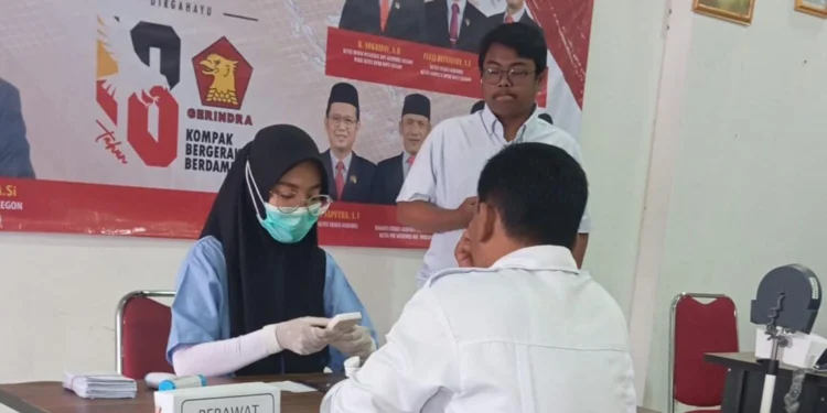 Seorang warga sedang melakukan Cek Kesehatan Gratis di Kantor DPC Partai Gerindra Kota Cilegon pada Rabu, 4 Februari 2026. (Dok DPC Gerindra Cilegon)