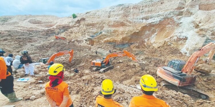 Tim SAR tengah melakukan pencarian terhadap 1 orang korban longsor tambang bijih timah di Desa Pemali Bangka, Kecamatan Pemali, Kabupaten Bangka, Provinsi Kepulauan Bangka Belitung, Rabu, 4 Februari 2026. (Basarnas)