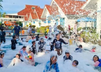 Keseruan para pengunjung saat menikmati fasilitas foam party di area kolam renak anak dan dewasa di Pesona Krakatau Cottage and Hotel. (Dok/Pesona Krakatau)