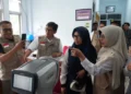 Bupati Pandeglang Raden Dewi Setiani mengecek layanan cek kesehatan gratis dalam acara peringatan Hari Kanker Sedunia tingkat Kabupaten Pandeglang di Kecamatan Mekarjaya, Kamis (5/2). (Humas Pemkab Pandeglang)