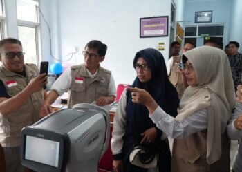 Bupati Pandeglang Raden Dewi Setiani mengecek layanan cek kesehatan gratis dalam acara peringatan Hari Kanker Sedunia tingkat Kabupaten Pandeglang di Kecamatan Mekarjaya, Kamis (5/2). (Humas Pemkab Pandeglang)