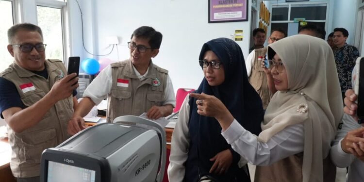 Bupati Pandeglang Raden Dewi Setiani mengecek layanan cek kesehatan gratis dalam acara peringatan Hari Kanker Sedunia tingkat Kabupaten Pandeglang di Kecamatan Mekarjaya, Kamis (5/2). (Humas Pemkab Pandeglang)