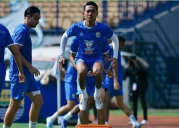 Pemain Persib Bandung Beckham Putra berlatih fisik jelang hadapi Malut United FC pekan 20 BRI Super League 2025-2026. (Instagram @persib)