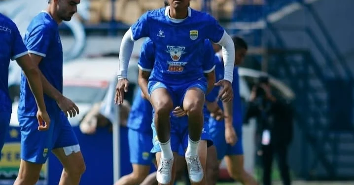 Pemain Persib Bandung Beckham Putra berlatih fisik jelang hadapi Malut United FC pekan 20 BRI Super League 2025-2026. (Instagram @persib)