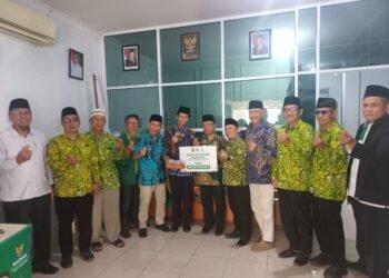 Baznas Cilegon saat menerima donasi dari masyarakat. (Dok Baznas Cilegon)
