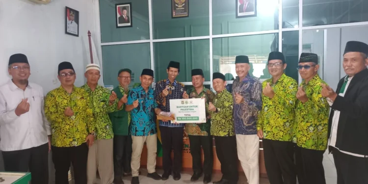 Baznas Cilegon saat menerima donasi dari masyarakat. (Dok Baznas Cilegon)