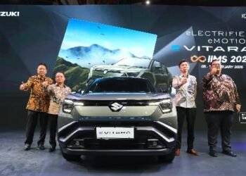Perwakilan Manajemen PT SIS saat meluncur kendaraan listrik pertama Suzuki di Indonesia dalam ajang IIMS 2026, Minggu 8 Februari 2026. (Dok/SIS)