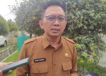 Kepala DKPPP Kota Serang Sony August diwawancarai wartawan di Kota Serang. (Dokumentasi Bantenraya.com)