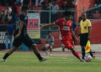 Pemain Semen Padang menendang bola saat duel lawan Persita Tangerang dalam laga pekan ke-20 BRI Super League 2025-2026. (Instagram @semenpadangfcid)