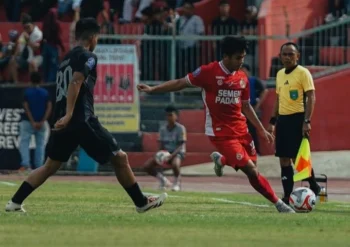 Pemain Semen Padang menendang bola saat duel lawan Persita Tangerang dalam laga pekan ke-20 BRI Super League 2025-2026. (Instagram @semenpadangfcid)