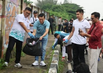 Gubernur Banten Andra Soni saat bersih-bersih area KP3B, Sabtu (8/2/2026). (Dokumentasi Adpim dan Protokol Pemprov Banten)