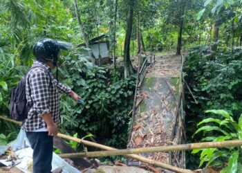 Jembatan yang berada di Kampung Kadulisung, RT 01 RW 05, Kelurahan Pandeglang, Kecamatan Pandeglang ambruk, Minggu, 8 Februari 2026. (Yanadi/Bantenraya.com)