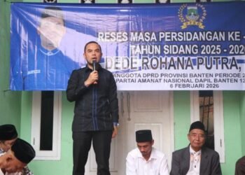 Anggota DPRD Provinsi Banten Dede Rohana Putra saat reses di Lingkungan Periuk, Sukmajaya, Kota Cilegon pada Jumat, 6 Februari 2026. (Gillang/Bantenraya.com)
