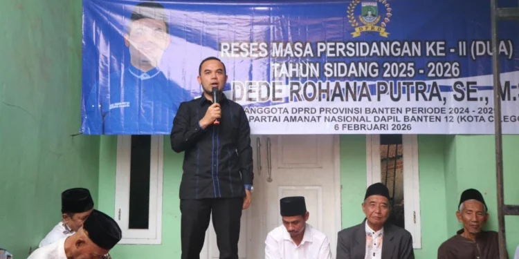 Anggota DPRD Provinsi Banten Dede Rohana Putra saat reses di Lingkungan Periuk, Sukmajaya, Kota Cilegon pada Jumat, 6 Februari 2026. (Gillang/Bantenraya.com)