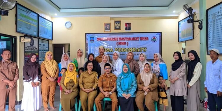 Pemerintah Desa Kebonratu dan pegawai Puskesmas Lebakwangi foto bersama usai menggelar MMD, Senin 9 Februari 2024. (Andika/Bantenraya.com)