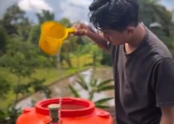 Petugas Ada Jasa saat membersihkan toren yang dipenuhi oleh lumut dan kotoran hingga bersih. (Ada Jasa untuk Banten Raya)